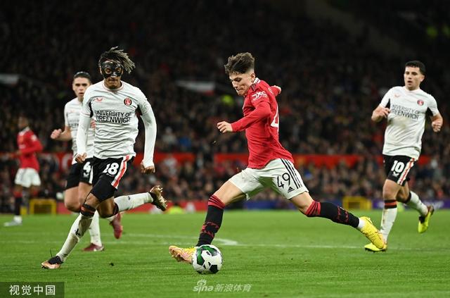 当他的缺席 当他的缺席